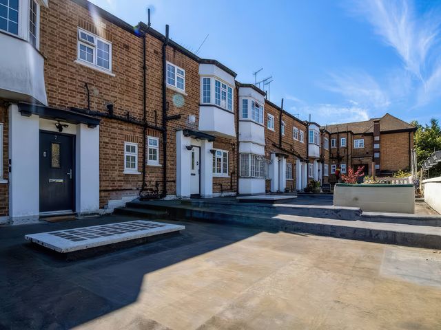 Elegant Moor Park Home with Golf Club & London city centre access - 1210200 - photo 2