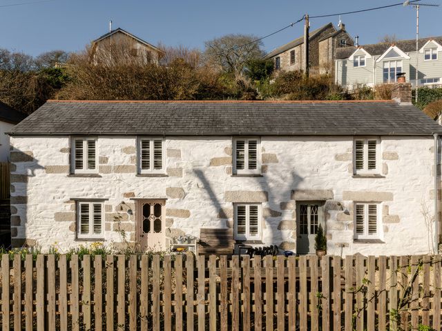 A house with a fence in front at Rose Cottage in Gweek