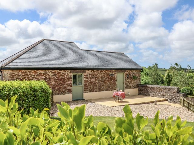 A building with a patio and table at Beech Cottage in Truro