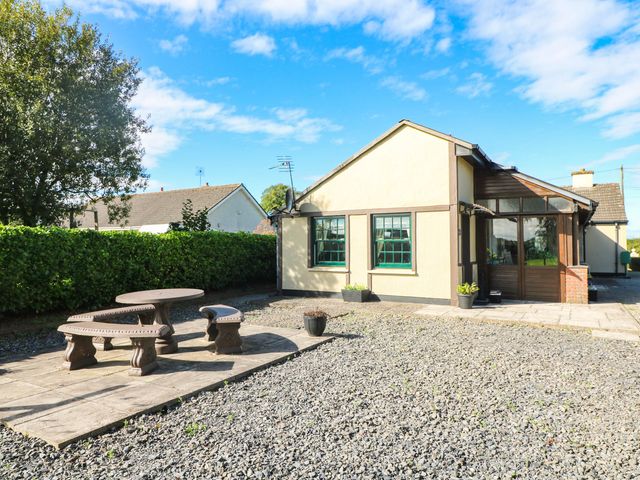 A garden with a table and benches at Kate’s Daingean