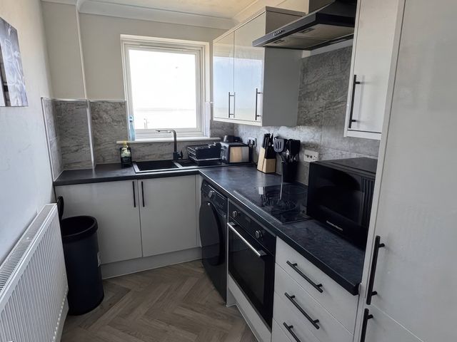 Sea view luxury apartment sleeps 5 - fast wifi - off street parking - contractors dream - 1211485 - photo 2