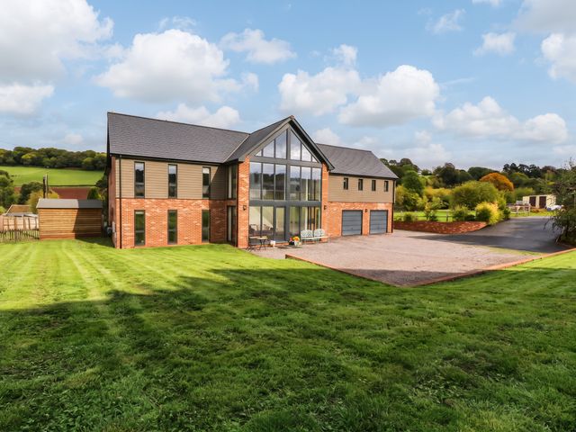 A house with a large yard and garage at Hanbury House in Lea