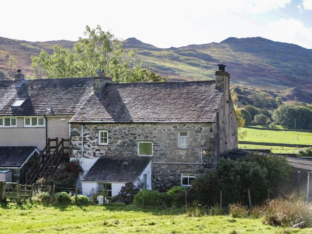 A house with mountains in the background at 2 High Moss House in Broughton-in-Furness
