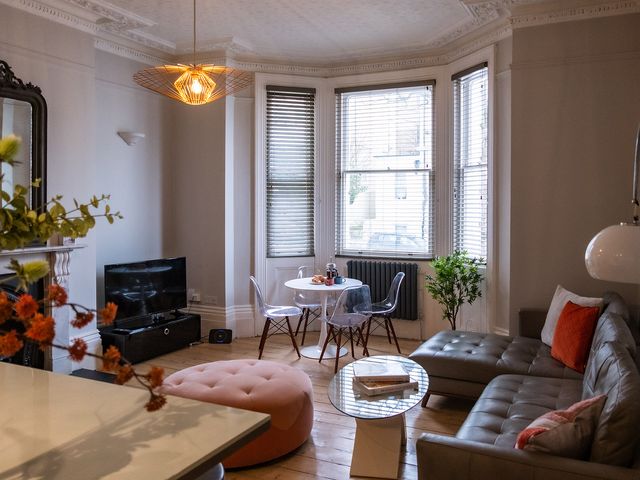 Gorgeous 2Bed Apartment with Patio - 1212388 - photo 5