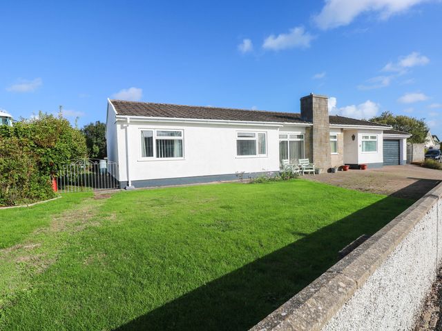 A house with a garden and driveway at 24 Little Castle Grove in Hubberston