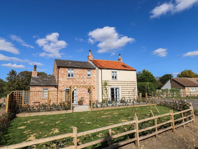 A house with garden and fence at Three Chimneys in Scampton near Ingham