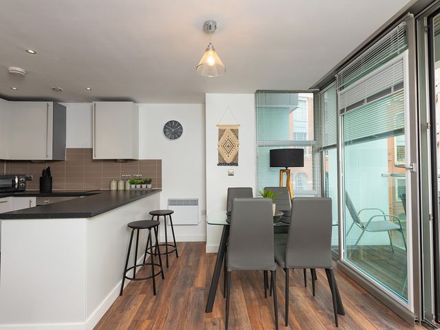 City Centre Apartment, 2 bed with Free Parking - 1212442 - photo 2