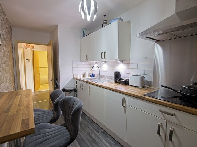 2 Bedroom Apartment in Manchester - 1212565 - photo 3