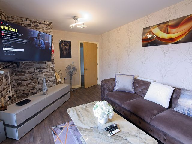 2 Bedroom Apartment in Manchester - 1212565 - photo 2