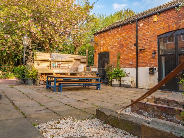A garden with a table and benches at The Courtyard in 