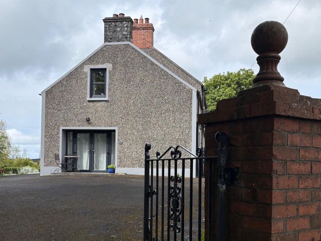 A house exterior with door and windows at Apartment Bushmills Hideaway, Parking and Pets Allowed, Bushmills, County Antrim