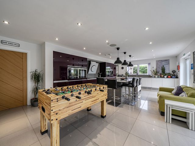 5 Bed House, Sleeps 14 with Hot Tub and Bar - 1213227 - photo 4