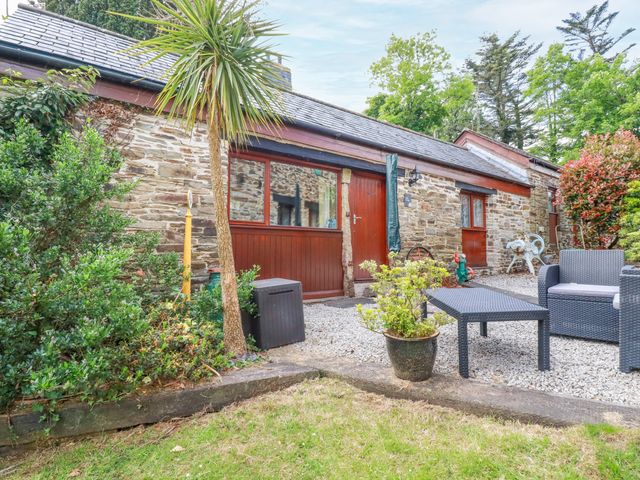 A garden with a seating area at Barn Cottage in Dobwalls