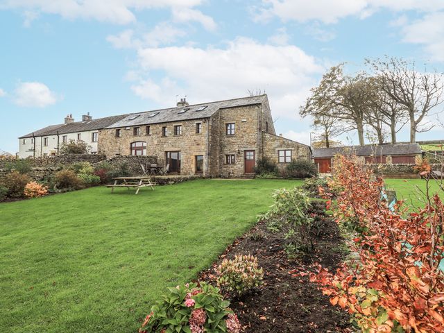 A garden with a building and trees at Usherwoods Dairy in Tatham