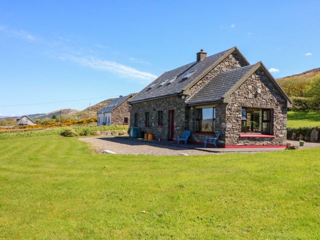 A house with a front yard at Stone Cottage in Waterville, County Kerry