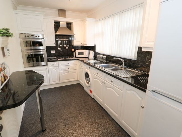 14 Silverlands Close - 30541 - photo 5