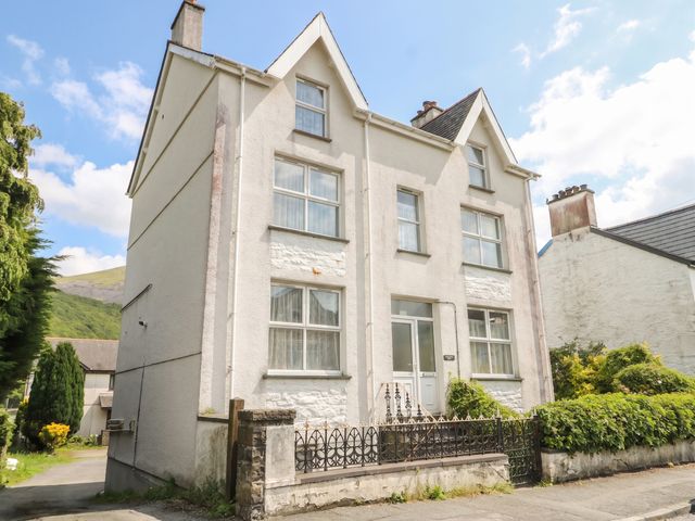 A house with windows and a door at Halford Hill Llanberis