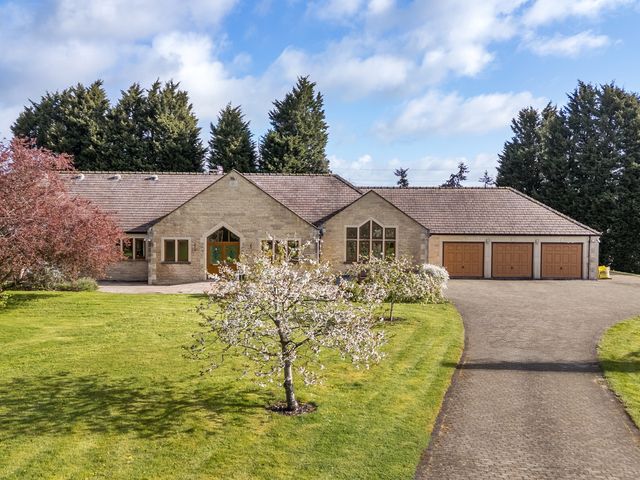 A house with a garage and garden at Manor House in Chesterfield