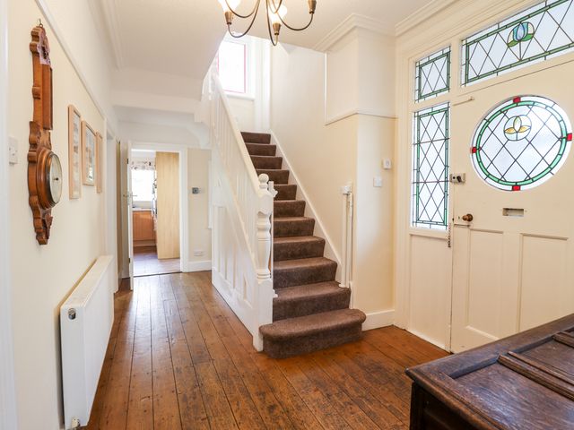 Meadway House - 917397 - photo 2
