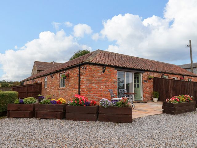 An outdoor area with flower pots and gravel at Freeborough Gerrick near Moorsholm