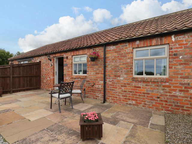 An outdoor patio with chairs and a table at Blakey in Gerrick near Moorsholm