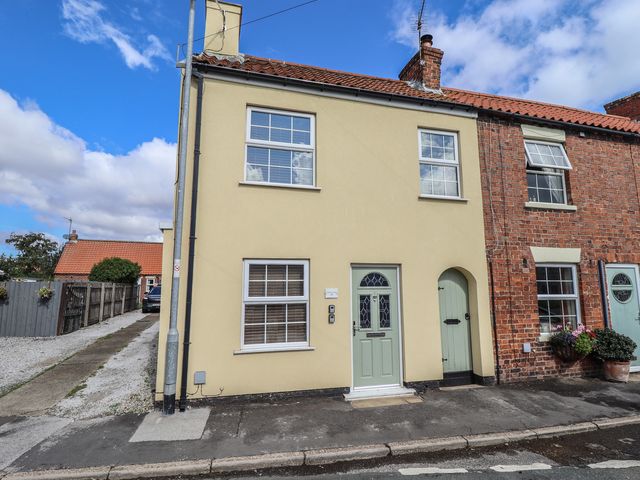 A house with a green door and windows at 29 High Street in Aldeburgh