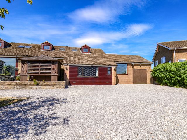 A house with a gravel driveway at Seacrest Lodge in Scarborough
