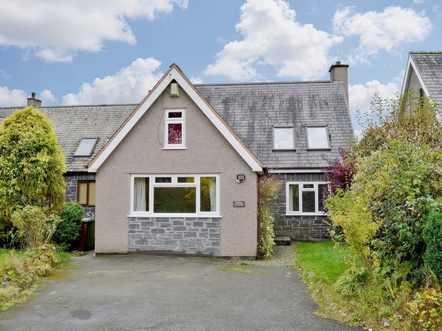 A house with windows and garden at Sisial y Llyn in Bala