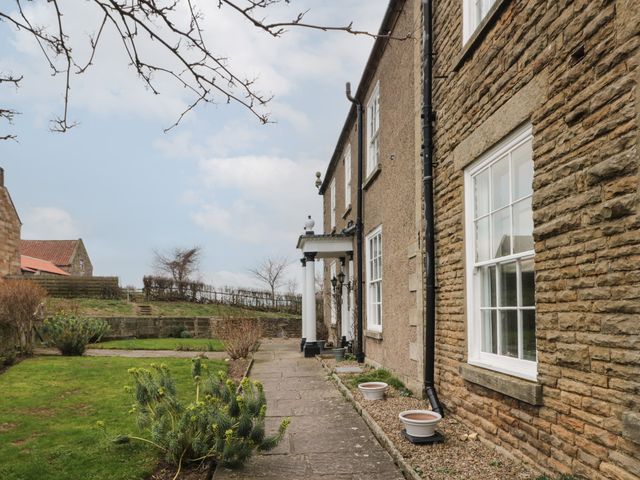 Apartment 1 Sneaton Hall - 947678 - photo 5