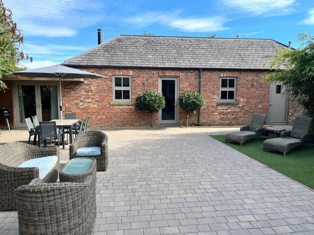An outdoor area with seating and a table at Grey Roofs in Calwich near Ashbourne