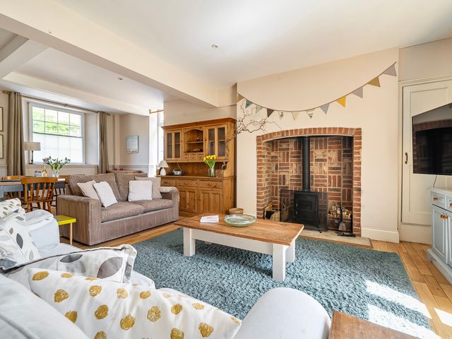 East Wing - 953487 - photo 3