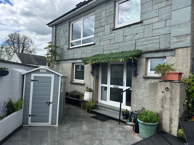 An outdoor area with a shed and planters at Jakanori in Staveley
