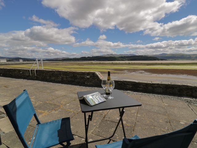 An outdoor area with a table and chairs at Lan y Mor in Porthmadog