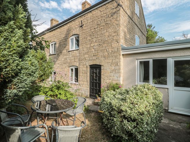 A garden area with table and chairs at 1 Westcroft Cottage in King's Stanley