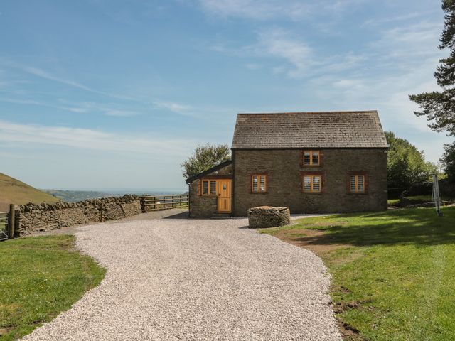 A house with a gravel driveway at Penrhiwarwydd Barn, Pontywaun