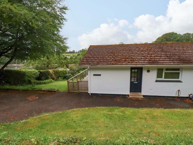 A house with a door and garden at The Meadow in Feock near Carnon Downs