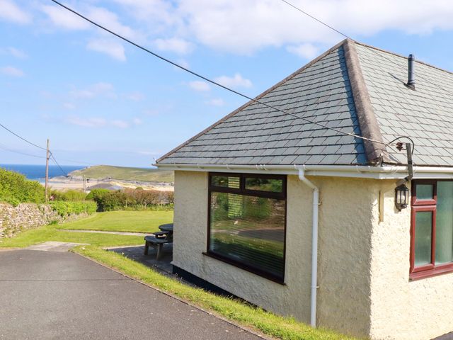 A house with a garden and driveway at Pentreath in Crantock