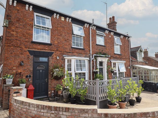 A house with a balcony and plants at 1 The Bays Burgh Le Marsh