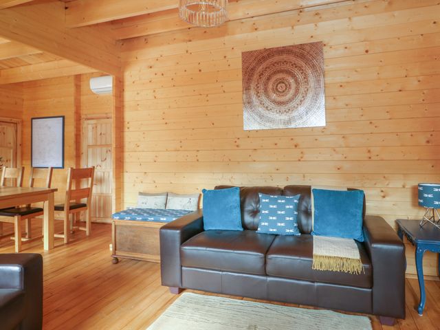 Tythe Lodge – Hot Tub Retreat in Rural Lincolnshire | Family-Friendly Lodge Near Heckington - 985887 - photo 5