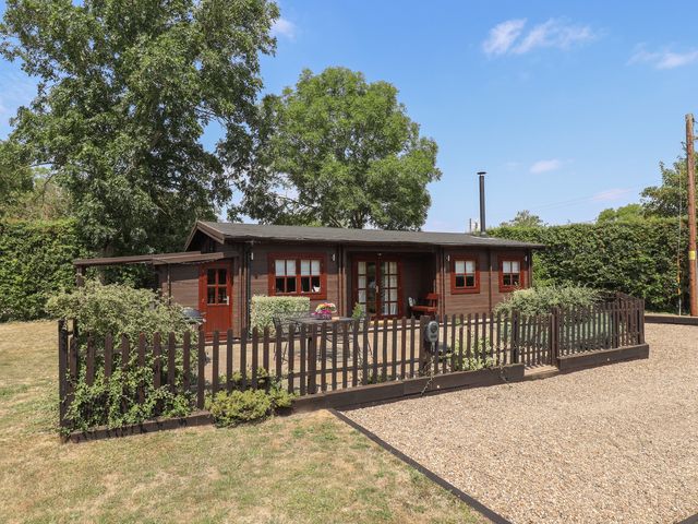 A lodge surrounded by garden at Tythe Lodge – Hot Tub Retreat in Rural Lincolnshire | Family-Friendly Lodge Near Heckington
