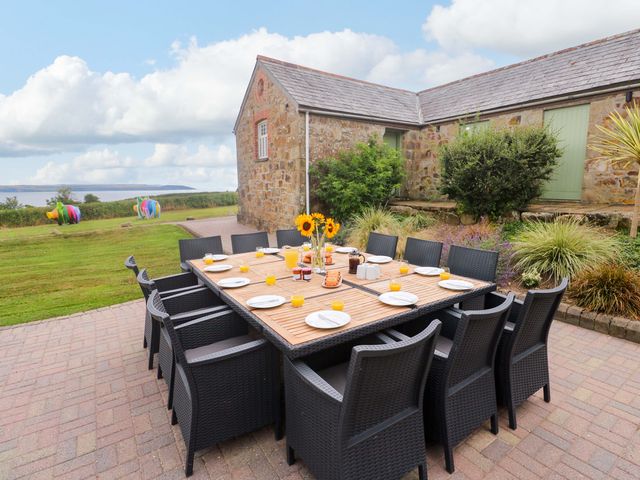An outdoor dining area with a table set at Silvermine House in Charlestown