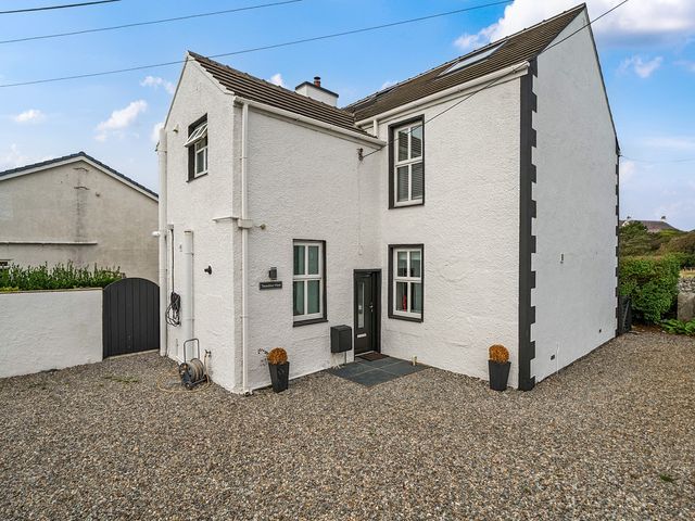 An exterior view of a house with gravel area at Trearddur View in Treaddur Bay