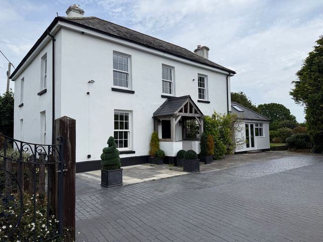 A house with garden and pathway at Penlaurel Launceston