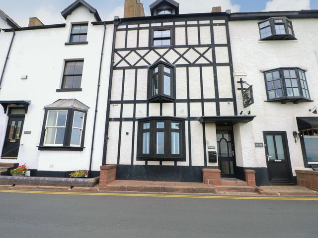 A building with multiple windows and doors at Broad Beams in Parkgate near Neston