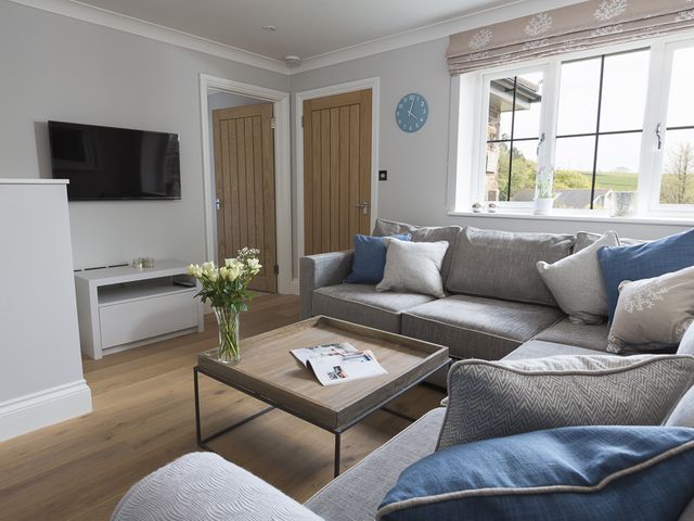 1 Coachman's Cottage, Hillfield Village - 995325 - photo 4