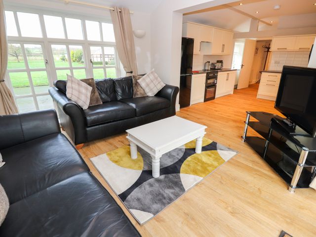 Commonwood Cottage - 999600 - photo 5