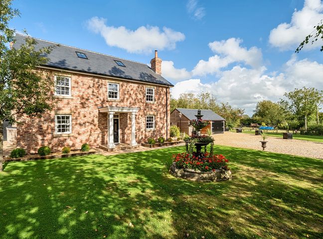 A house with a garden and fountain at Moor End Manor in Stalmine