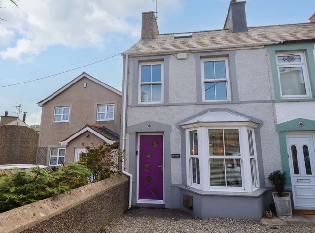 A house with a purple front door at Bodefi in Nefyn