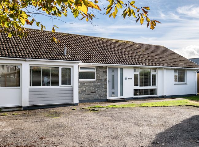 A single story house with a tiled roof and multiple windows at Obo's Retreat in St Minver near Rock