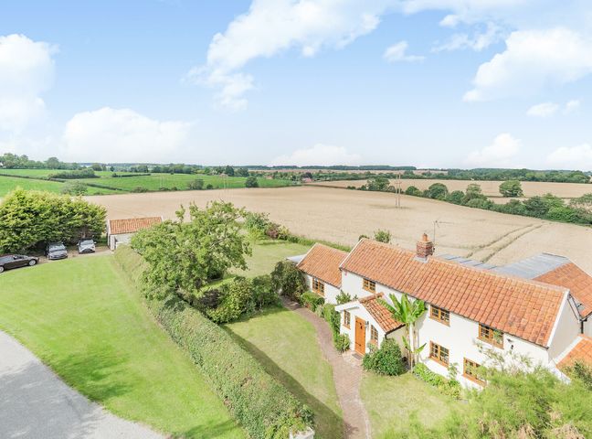 A house with orange tiled roof and garden surrounded by fields at Skelder Parham in Parham Near Framlingham